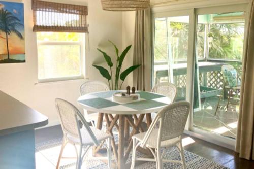 ein Esszimmer mit Tisch und Stühlen in der Unterkunft Kokomo- Canal front 2b/1bath home in Big Pine Key