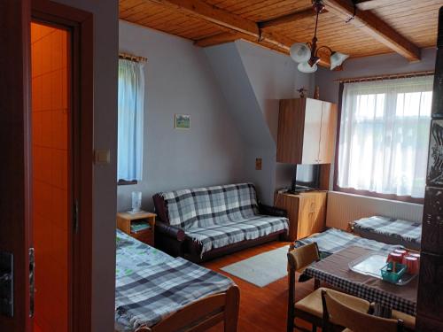 een woonkamer met een bank en een tafel bij Willa Świt in Maków Podhalański