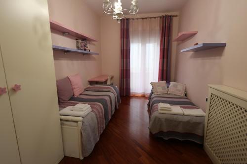 sala de estar con 3 camas y sofá en Casa Diocleziano, en Nápoles