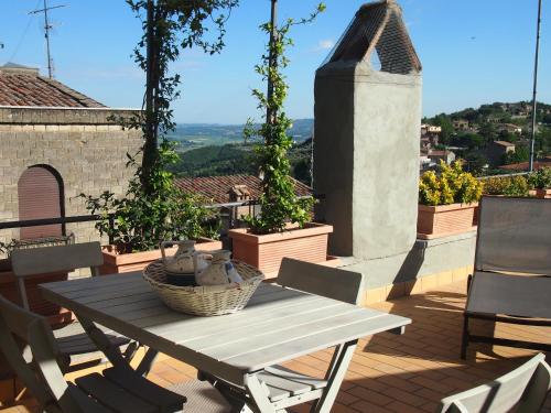 een tafel en stoelen op een patio met uitzicht bij Dalle Stelle in Ficulle