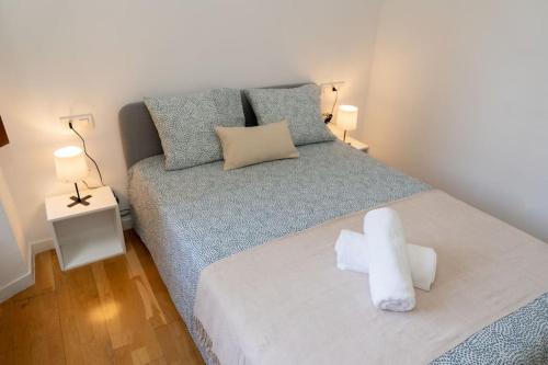 a bedroom with a bed with a white animal on it at Suite Alhambra Puerta Bib-Rambla in Granada