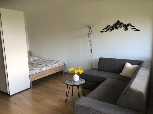Seestern Strobl في شتروبل: غرفة معيشة مع أريكة وسرير