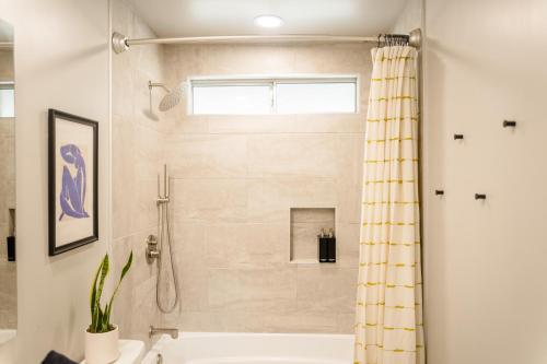 y baño con ducha y bañera. en Cheerful 2bedroom home with hot tub and cowboy pool in Joshua Tree, en Joshua Tree