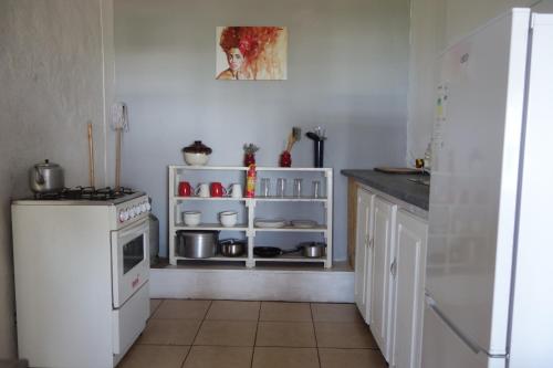Eagles Nest hostel plus self catering private unitsにあるキッチンまたは簡易キッチン