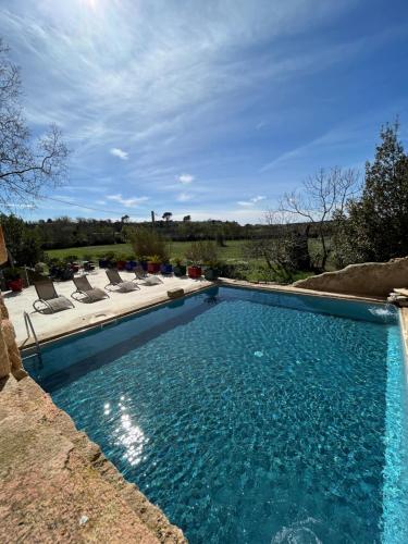 een zwembad met ligstoelen en een zwembad bij Domaine Saint Martin le grand in Béziers