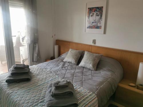 - une chambre avec un lit et 2 serviettes dans l'établissement Casa Muir, à Sucina