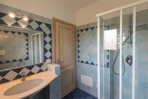 W łazience znajduje się umywalka i przeszklony prysznic. w obiekcie Le Perle Di Golfo Aranci w mieście Golfo Aranci