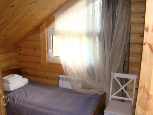 Schlafzimmer mit einem Bett, einem Fenster und einer Leiter in der Unterkunft Üksik Rüütel Hotel in Kurna
