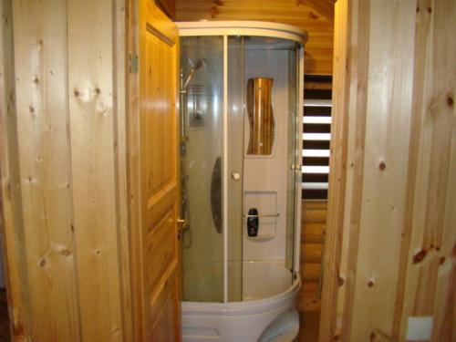 Üksik Rüütel Hotel في Kurna: حمام مع دش وحوض استحمام