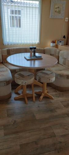 a table and two chairs in a living room at Alfie's House in Lincoln