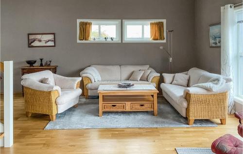 uma sala de estar com dois sofás e uma mesa de centro em Nice Home In Farsund With Kitchen em Farsund