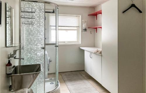 y baño con ducha y lavamanos. en Nice Home In Farsund With Kitchen en Farsund