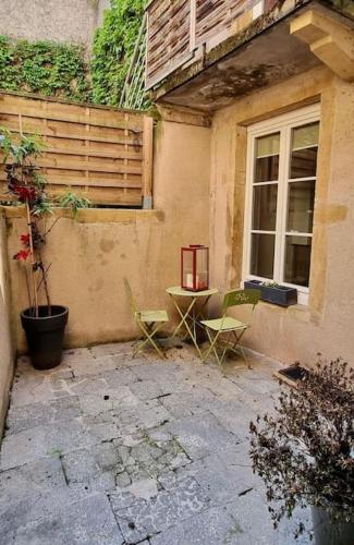 une maison avec deux chaises, une table et une fenêtre dans l'établissement PERLE RARE, à Metz
