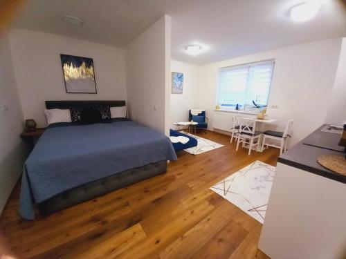ein Schlafzimmer mit einem Bett und einem Schreibtisch. in der Unterkunft Lauro Apartment in Wien