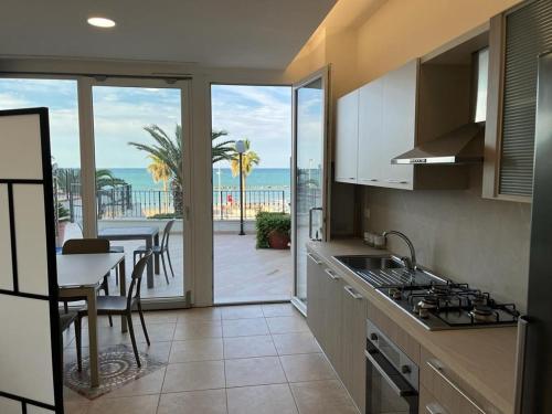 een keuken met uitzicht op de oceaan vanaf een balkon bij Residence Sei Delfini in Termoli