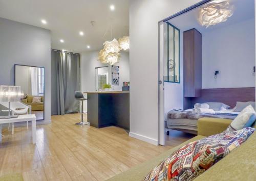 une chambre avec un lit et un salon dans l'établissement New Sainte-Claire vieille ville, à Annecy