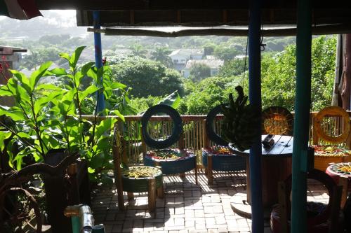 Eagles Nest hostel plus self catering private unitsにあるバルコニーまたはテラス