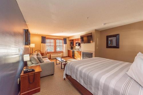 una camera d'albergo con letto e divano di A210 Studio Standard View a Oakland
