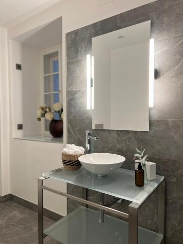a bathroom with a sink and a mirror at Roosevelt Stadthaus in Vienna