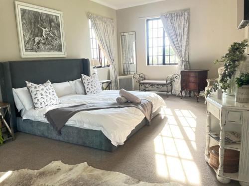 ein Schlafzimmer mit einem großen Bett in einem Zimmer in der Unterkunft Kerriston Guest House in Mooirivier
