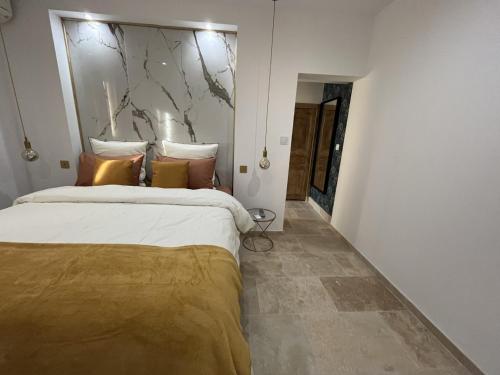 塞居勒的住宿－La suite de charme du Mas de la Fontaine de Jonquier avec SPA privatif，一间卧室设有两张床,墙上挂着一幅画