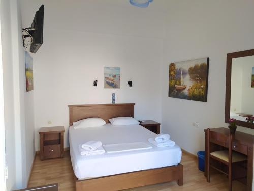 1 dormitorio con 1 cama con 2 toallas en Sea Front Studios Old Town, en Rethymno
