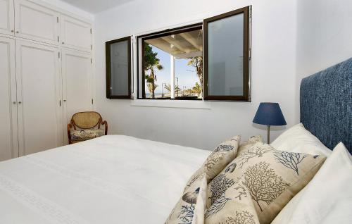 1 dormitorio con cama y ventana en Casa La Malondra en Puerto del Carmen