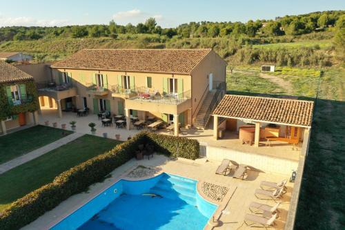 une vue aérienne d'une maison avec piscine dans l'établissement Hotel Terriciaë aux portes de Maussane les Alpilles, à Maussane-les-Alpilles