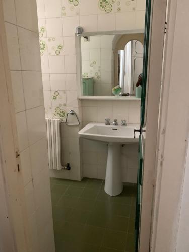 un baño con lavabo y espejo en channel house, en Isquia