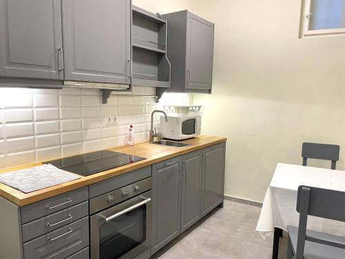 Η κουζίνα ή μικρή κουζίνα στο Fullmoon Apartments 2