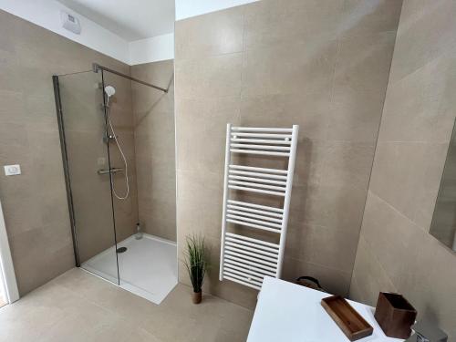 uma casa de banho com um chuveiro e um lavatório. em splendide T3 neuf de haut standing en toit terrasse dominant le golfe d'Ajaccio, terrasse de 70m2 em Ajaccio