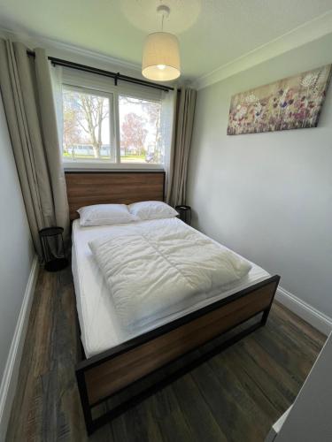 A bed or beds in a room at 88, Belle Aire, Hemsby - Two bed chalet, sleeps 5, bed linen and towels included - pet friendly