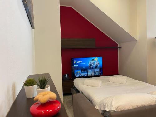 una camera con letto e TV a parete di Appartamento Bovisio Via Comasinella a Bovísio-Masciago Milanese