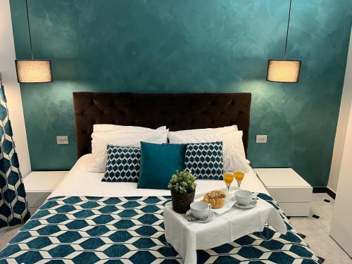 1 dormitorio con 1 cama con pared azul en Vico Stella Luxury Apartment, Centro storico, Porto Antico Acquario, en Génova