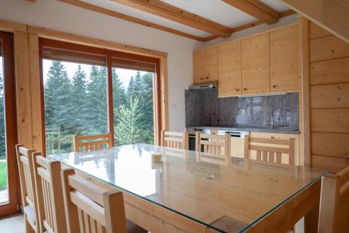 ein Esszimmer mit einem großen Glastisch in der Küche in der Unterkunft Hiša Breza in Mozirje