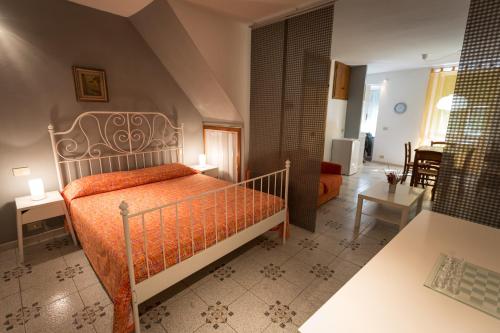 1 dormitorio con 1 cama con colcha de color naranja en Robs House, en Riomaggiore