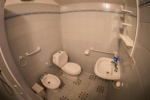 een badkamer met een toilet en een wastafel bij Robs House in Riomaggiore