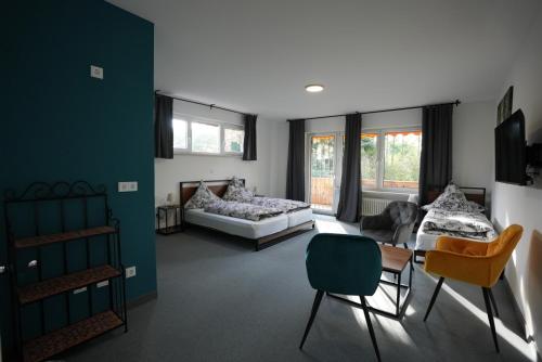 Pension Christine في Neu-Anspach: غرفة معيشة فيها سريرين وكلب