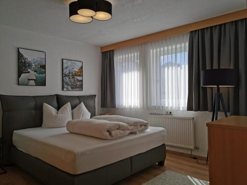 - une chambre avec un lit et une fenêtre dans l'établissement Bella Vista Active Apart, à Nauders