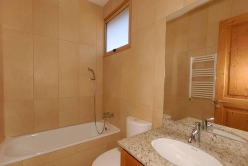 La salle de bains est pourvue d'un lavabo, d'une baignoire et de toilettes. dans l'établissement Casa Farellones Lower Apartment, à Farellones