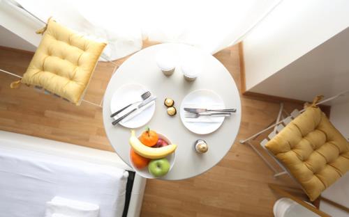 eine Aussicht auf einen weißen Tisch mit Obst in der Unterkunft KISS ME ROME Luxury Rooms in Rom