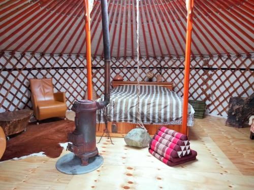 una habitación con una boca de incendios en una yurta en Todo Se Pasa Yurt 2, en Sauwerd