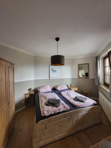 een slaapkamer met een groot bed in een kamer bij Appartement ZweiteHeimat in Bad Sachsa