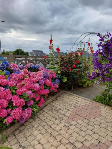 Taman di luar TY ANN maison avec jardin clos de mur, à proximité des commerces et à 3km des plages
