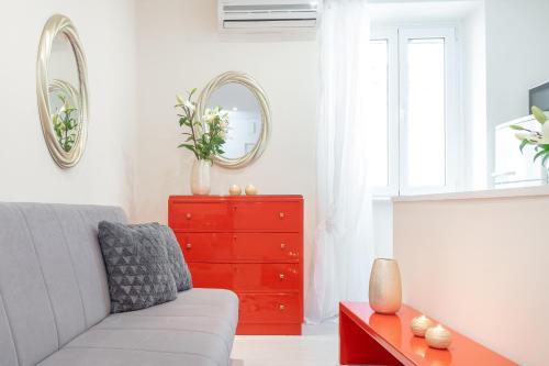 Nadiona Suites Red & Cream