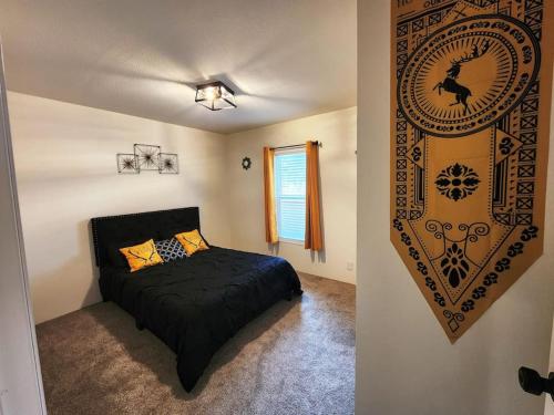 1 dormitorio con 1 cama en la esquina de una habitación en Westeros - GoT Themed Cabin in the Olympic Forest. en Forks