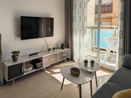 salon z płaskim telewizorem na ścianie w obiekcie Apartamento Playa Espejo w mieście Los Alcázares