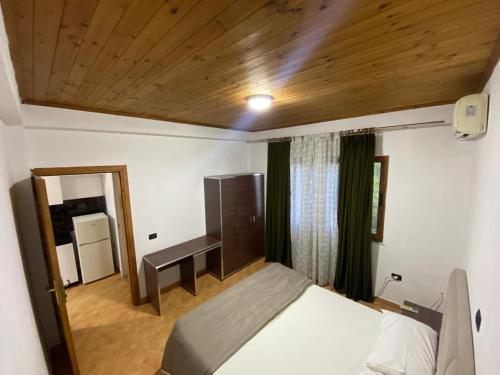 una camera con letto e scrivania di Hotel Garden Villa ARDO a Golem