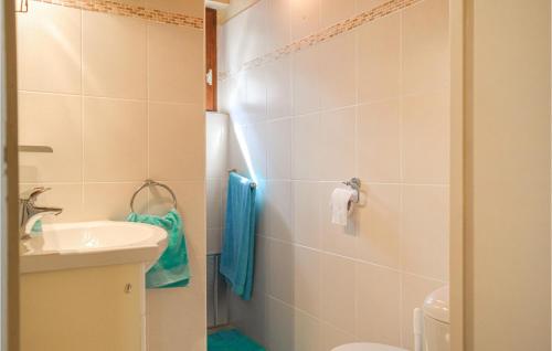 カルカトッジョにあるAmazing Home In Calcatoggio With 2 Bedrooms And Wifiのバスルーム(トイレ、洗面台付)