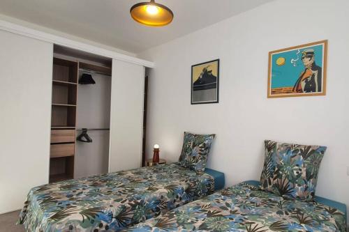 une chambre avec un lit et une étagère dans l'établissement Bd Grosso apt 4 prs, 300m plage, clim, parking, à Nice
